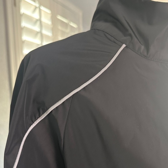 Fabletics Tempo Lightweight Windbreaker Black - Picture 3 of 15